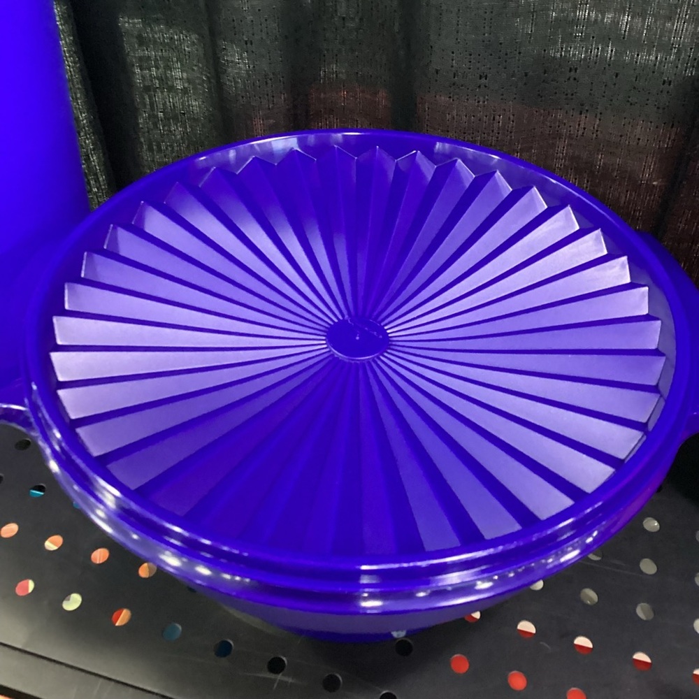 Tupperware Servalier Bowl in Blue - capacity 17 cups - Picture 2 of 2